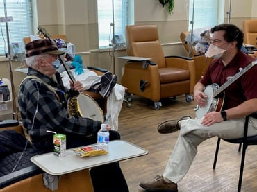 Один человек делится своей любовью к музыке, проходя лечение от редкого вида лимфомы