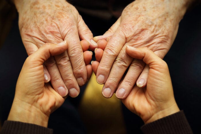 Lo que los pacientes mayores con cáncer y sus familias deben saber sobre el tratamiento